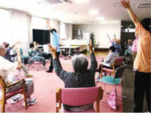 活動する人々の多目的室 リハビリ活動 参加者が行う体操で、明るく健やかな日々を支える場所です。ゆったりとした空間で健康促進が図れます。