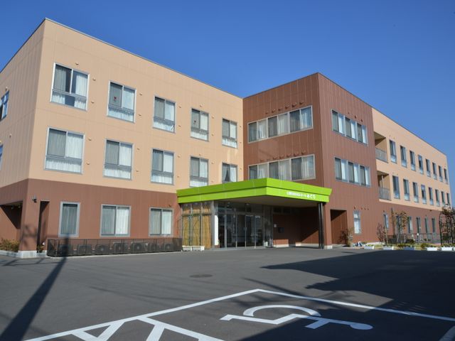 快適な施設の外観 施設外観 広々とした敷地と明るい色彩の建物が、開放感のあふれる環境を作り出しています。働きやすさを追求した設計が、皆さまをお待ちしています。
