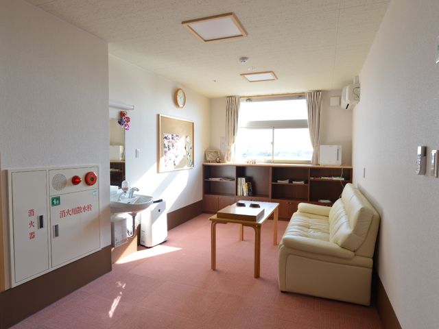 快適な居室の一角 コーナー談話室 清潔感のある居室には、日当たりの良い窓と必要な家具が整い、一人ひとりの快適な生活が支援されています。