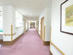 手すり付きの明るい廊下