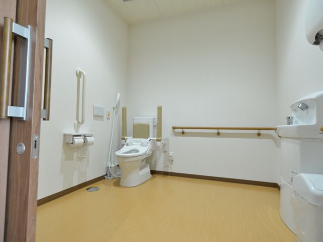 バリアフリートイレ 十分なスペースを確保したトイレ 広々として手すり完備のトイレです。安全かつゆとりのある空間設計で、どなたでも快適にご利用いただけます。