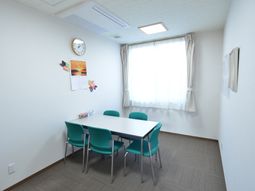 白い壁の明るい部屋