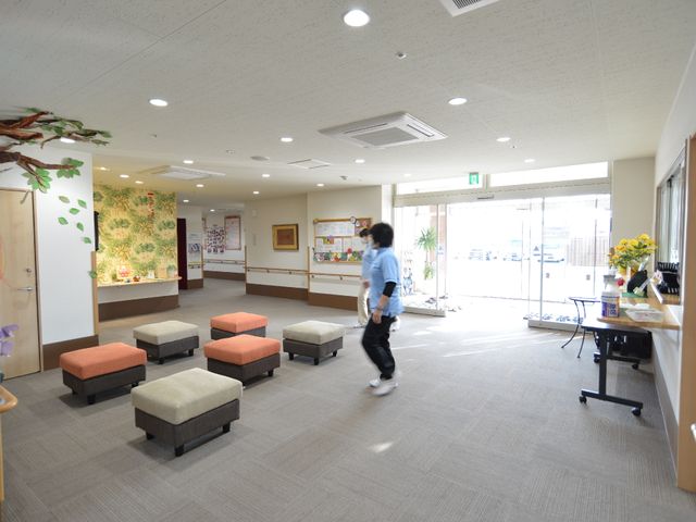 快適なロビー空間 広く明るいエントランス ゆったりとした座席が配置された明るいロビーです。スタッフが行き交い、活動的な日常の一コマを感じられます。