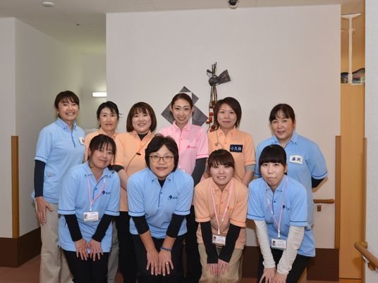 笑顔のスタッフ集合写真