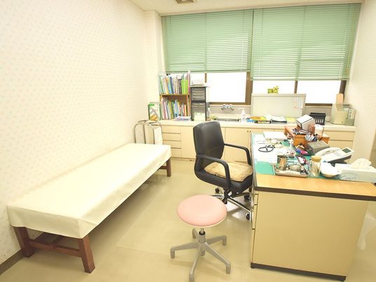診察室の机とベッド  