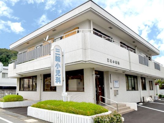 白い建物の外観  