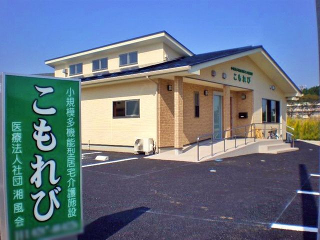 施設の外観 外観 広々とした駐車スペースがあり、アクセスが便利な施設です。明るくモダンなデザインが特徴です。