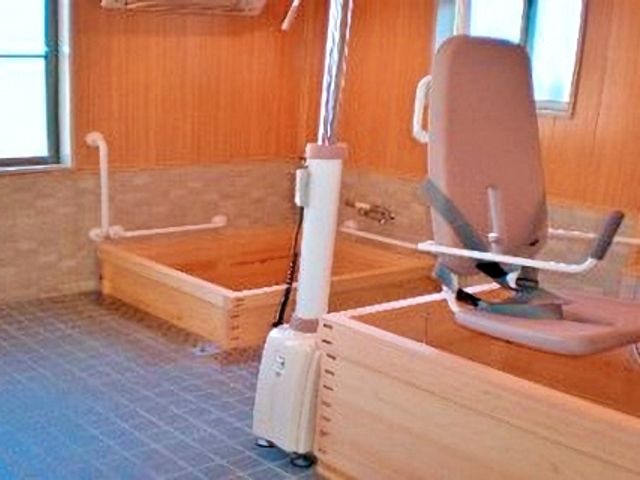 リフト付き浴室 浴室 清潔で広々とした空間が特徴的で、リフト付き浴槽が安心のサポートを提供します。お一人での入浴が難しい方も、安全にご利用いただけます。
