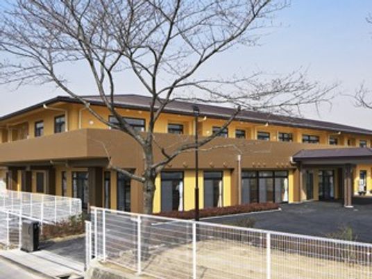 外観の建物と庭先  