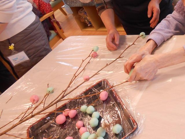 手作業をする様子の室内 多目的室 利用者が和菓子作りを楽しむ風景です。和やかな雰囲気の中で、交流が活発に行われています。