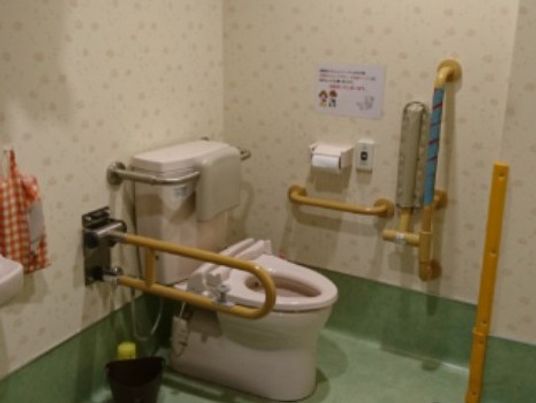 手すり付きの設備