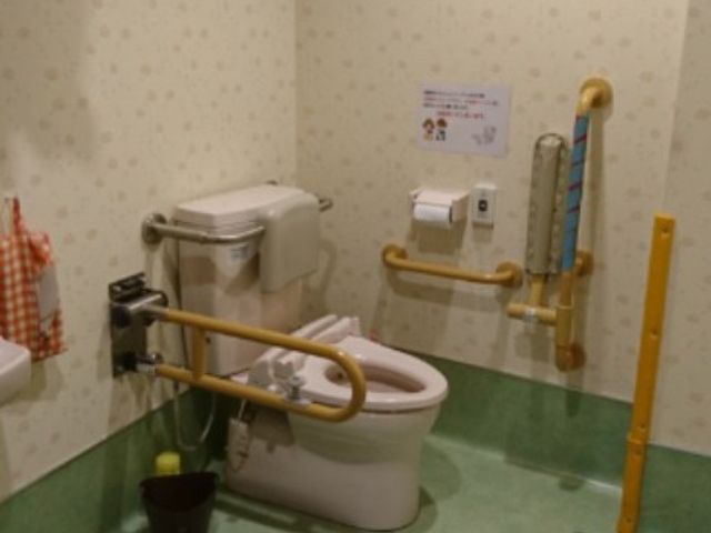 手すり付きの設備 トイレ 便利な手すりが設置されたトイレです。安全で快適な環境で働くことができます。
