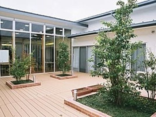 中庭のウッドデッキ  