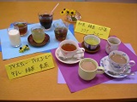 飲み物が並ぶテーブル