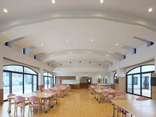 明るい食堂の全景  