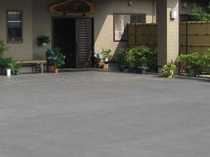 建物前の広い駐車場  