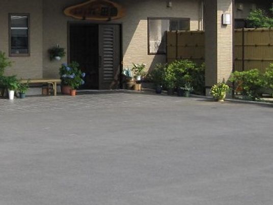 建物前の広い駐車場  