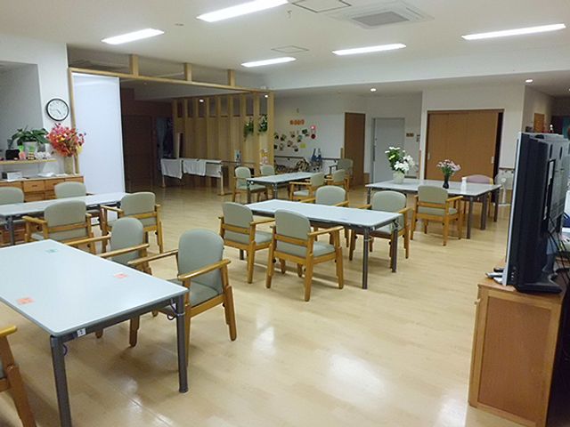 開放的な食堂 食堂 広々とした明るい空間の共有スペースです。椅子に座りながら、リラックスしたひとときを過ごせます。