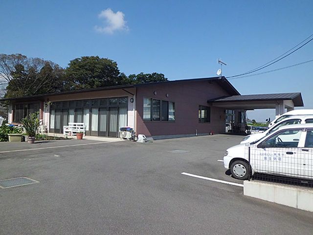 駐車場がある外観 外観   緑に囲まれた建物は、快適な職場環境を提供する広い駐車スペースがあります。