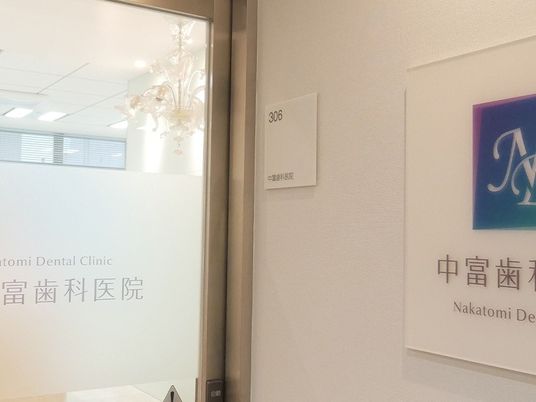 明るい廊下の案内板  