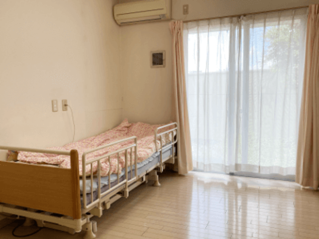 窓がある居室 居室 広々とした居室には、自然光が心地よく差し込み、穏やかに過ごせる空間になっています。