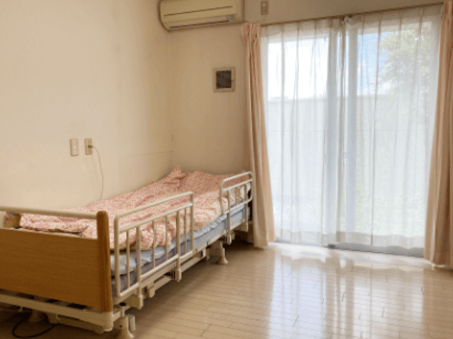 ベッドと窓の居室 居室 自然光がたっぷり入る居室で、明るく快適に過ごせます。広々とした空間で、穏やかな時間をお楽しみください。