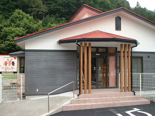 落ち着いた色の建物