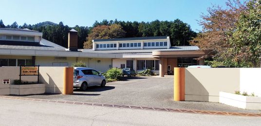 緑豊かな庭の外観