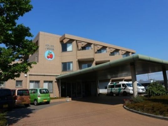 施設の外観と車寄せ  