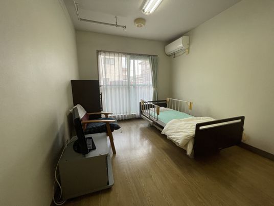 光の差し込む居室