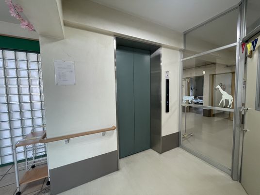 エレベーター前の廊下