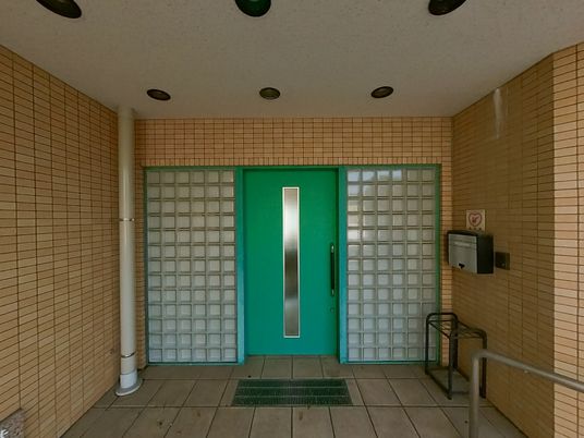 緑の扉の玄関