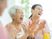 サムネイル 施設の写真 笑顔で拍手をする高齢女性と女性スタッフ