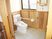 サムネイル 施設の写真 背もたれや手すりを設置したトイレは木材を使用した壁などがあり、圧迫感のない広い造り。