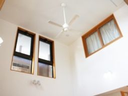 明るい居室の窓と天井扇