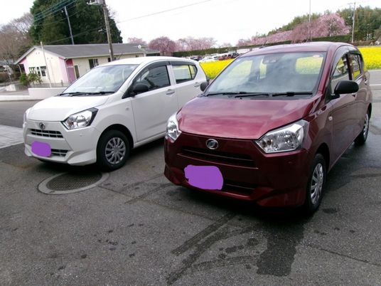 送迎車が停まる外観  