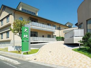 明るい外観の施設前  