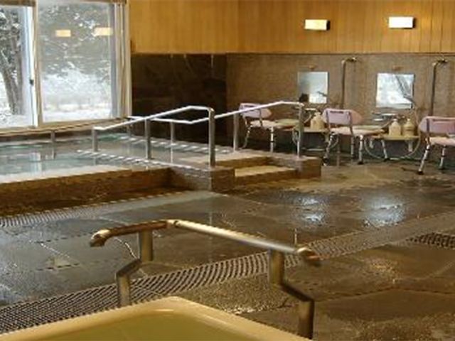 広々とした浴室 浴室 自然光が差し込む広々とした空間で、ゆったりとくつろげる施設です。