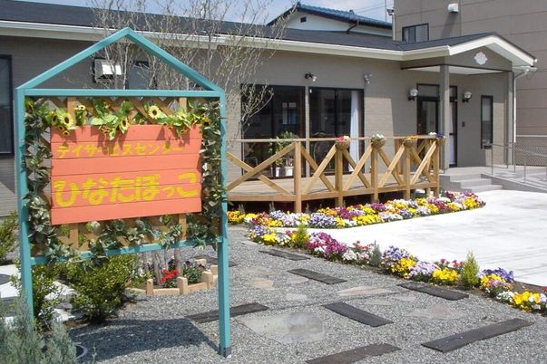 花壇のある施設入り口
