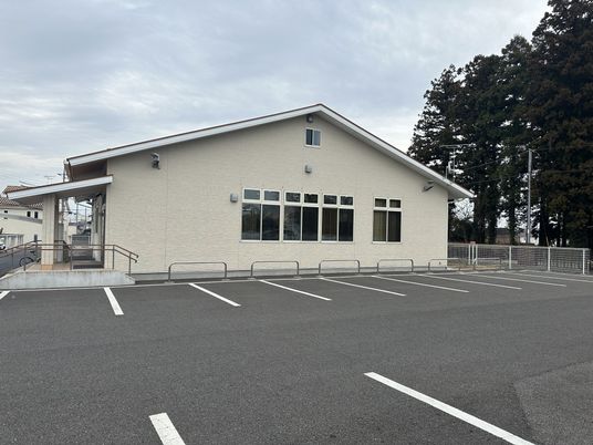 駐車場と建物外観  