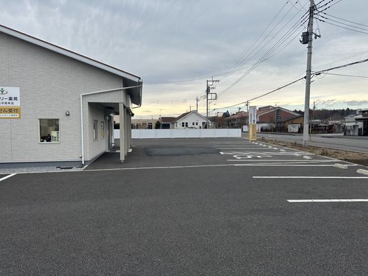 建物前の駐車場  