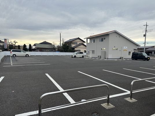 広い駐車場と建物の外観  