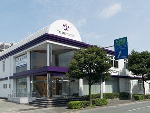 明るい外観の建物  