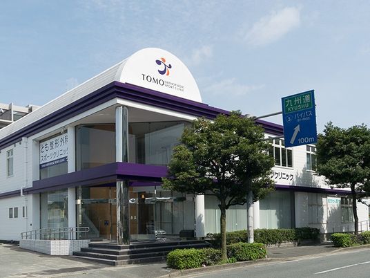明るい外観の建物  