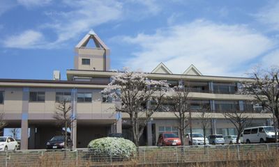 桜咲く建物の外観