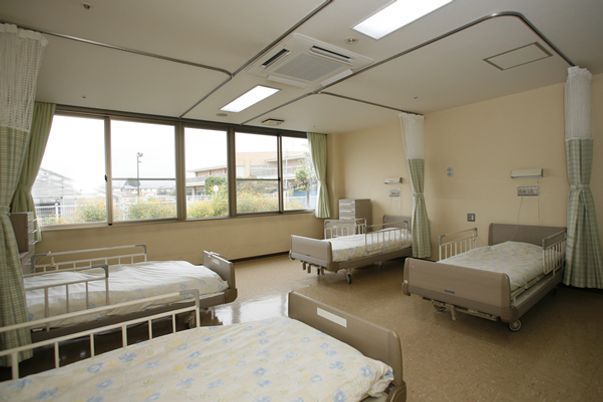 大きな窓のある居室