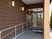 木目調のエントランス  