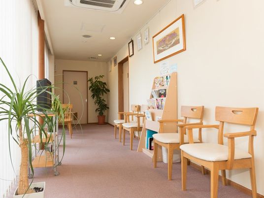明るい廊下の待合椅子  
