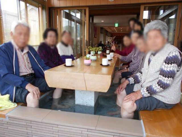 談笑するリビング リビング 大きなテーブルを囲んで、皆さんで仲良く過ごせる空間です。自然光が優しく差し込みます。