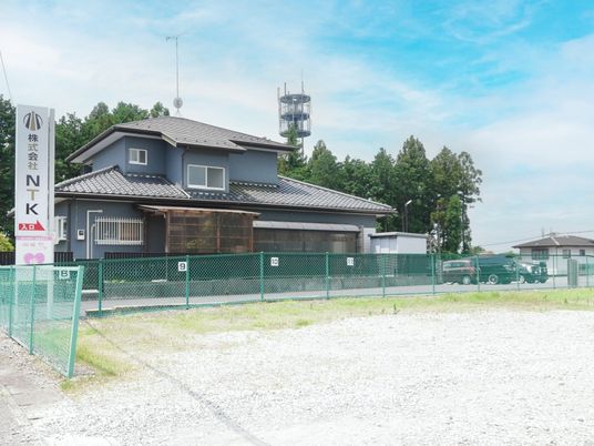 青い建物の外観  